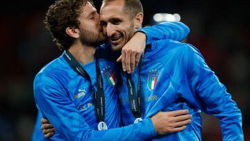 LONDON, ENGLAND - JUNE 01:  Giorgio Chiellini is embraced by Manuel Locatelli of Italy after his final appearance for his country during the Finalissima 2022 match between Italy and Argentina at Wembley Stadium on June 1, 2022 in London, England. (Photo by Marc Atkins/Getty Images)