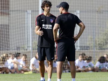 Tiago chats to Diego Pablo Simeone in his first training session as a member of Atlético's coaching team.