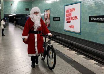 Santa Claus en su paso por Berlín, Alemania en Navidad 2019.