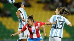 Soccer Football - Women's Copa America - Third-Place Playoff - Argentina v Paraguay - Estadio Centenario, Armenia, Colombia - July 29, 2022 Paraguay's Jessica Martinez in action with Argentina's Soledad Jaimes REUTERS/Luisa Gonzalez