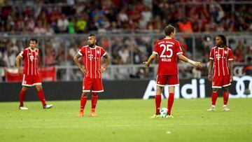 Los jugadores del Bayern tras recibir un gol del Liverpool.