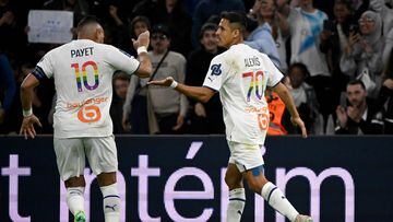 Marseille's Chilean forward Alexis Sanchez (R) celebrates after scoring his team's first goal during the French L1 football match between Olympique Marseille (OM) and SCO Angers at Stade Velodrome in Marseille, southern France, on May 14, 2023. (Photo by Nicolas TUCAT / AFP)