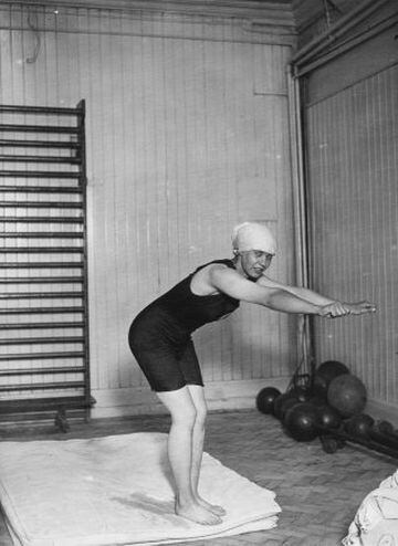 Miss Baxendall en 1923 practicando para los juegos de 1924.