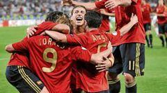 Los jugadores españoles celebran el gol conseguido por Fernando Torres.