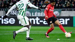 Budapest (Hungary), 16/03/2023.- Amine Adli (R) of Bayer Leverkusen scores his side's second goal during the soccer Europa League round of 16 second leg soccer match Ferencvaros vs. Bayer Leverkusen in Puskas Ferenc Arena in Budapest, Hungary, 16 March 2023. (Hungría) EFE/EPA/Szilard Koszticsak HUNGARY OUT
