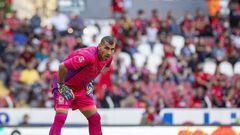 Nahuel Guzmán cuida la portería de los Tigres en la ida de los cuartos de final en contra de Cruz Azul.