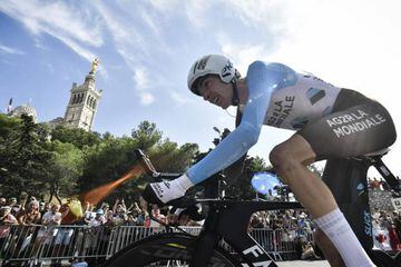France's Romain Bardet rides past the Notre-Dame de la Garde basilica as he competes in a 22,5 km individual time-trial.