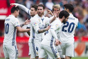 Madrid celebrate Isco's equaliser in Gijón. 1-1.
