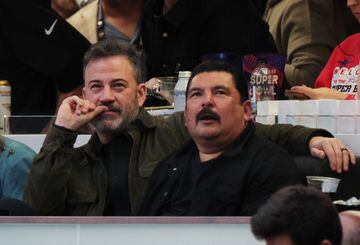 El presentador Jimmy Kimmel y Guillermo disfrutando del juego entre San Francisco 49ers y Kansas City Chiefs.