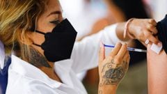 Ely Herrera, a health worker, injects a dose of the Pfizer-BioNTech coronavirus disease (COVID-19) vaccine during a mass vaccination program at Lear Corporation in Ciudad Juarez, Mexico August 24, 2021. REUTERS/Jose Luis Gonzalez