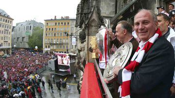 Uli Hoeness, con Karl-Heinz Rummenigge en segundo plano, en el balc&oacute;n del Ayuntamiento de M&uacute;nich durante la celebraci&oacute;n del triplete del Bayern en 2013.