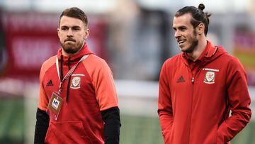 Aaron Ramsey y Gareth Bale, en una imagen de archivo de marzo de 2017 con la selecci&oacute;n de Gales.