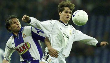 El defensa del RCD Español Cristóbal Parralo carga al brasileño Savio Bortolini, del Real Madrid, cuando este intentaba rematar de cabeza, durante el encuentro que ambos equipos disputan en el estadio Bernabéu en la 98-99.