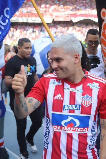 Ante más de 40 mil personas, Juan Fernando Quintero fue presentado en el estadio Metropolitano Roberto Meléndez como nuevo jugador de Junior de Barranquilla.