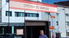 Un hombre pasa por la oficina del SEPE de la calle Miguel Yuste, a 2 de septiembre de 2022, en Madrid (España). El número de parados registrados en las oficinas de los servicios públicos (antiguo Inem) aumentó en 40.428 personas en agosto, un 1,4 % más que en julio y vuelve a situarse por encima de los 2,9 millones de parados, según datos publicados por el Ministerio de Trabajo y Economía Social. En comparación con los datos registrados en agosto de 2021, el paro se ha reducido en 409.675 personas, un 12,29 %.
02 SEPTIEMBRE 2022;PARO;EMPLEOS;PARADOS;AGOSTO;DESEMPLEO;VACACIONES;CONTRATOS TEMPORALES;SEPE;INEM
Jesús Hellín   / Europa Press
02/09/2022
