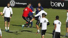 Prandelli observa a sus jugadores en el entrenamiento del Valencia. 