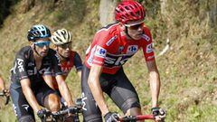 Chris Froome rueda con el jersey rojo de l&iacute;der durante la Vuelta a Espa&ntilde;a.