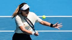 Melbourne (Australia), 11/01/2024.- Paula Badosa of Spain in action during a practice session ahead of the Australian Open 2024, at Melbourne Park in Melbourne, Australia, 12 January 2024. (Tenis, España) EFE/EPA/MAST IRHAM
