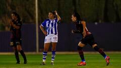 Alharilla saltando al campo ante el Sporting Huelva.