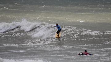 Bailando sobre las olas: el arte de los surfistas de tablas largas
