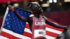 La estadounidense Athing Mu celebra tras ganar el oro en la final femenina de 800 metros durante los Juegos Ol&iacute;mpicos de Tokio 2020 en el Estadio Ol&iacute;mpico de Tokio el 3 de agosto de 2021. 