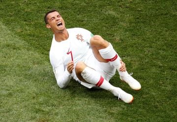 Cristiano Ronaldo se duele en el suele tras recibir una falta por parte de una jugador de Marruecos. 