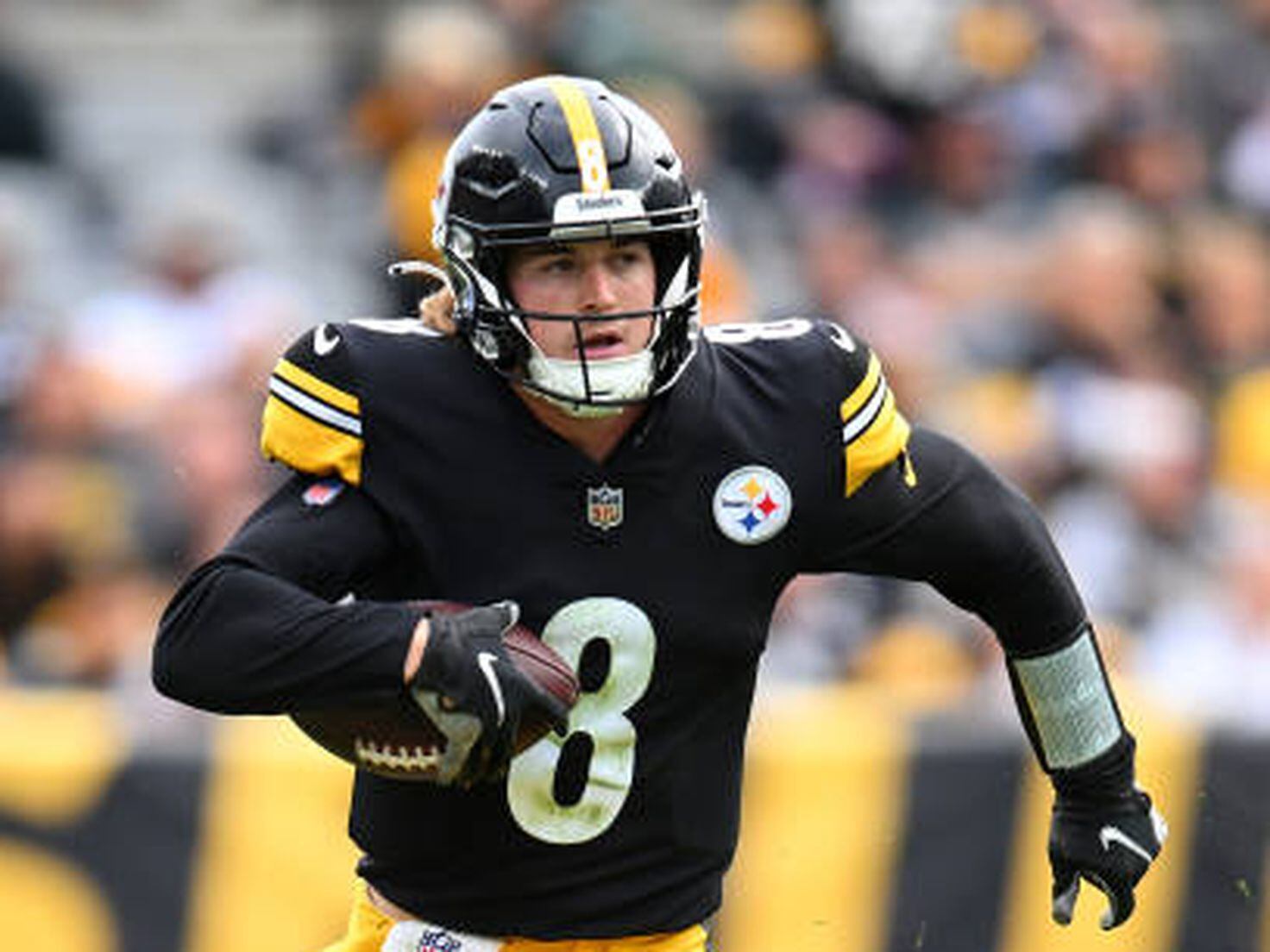 Kenny Pickett stars in debut, leads Steelers to preseason win