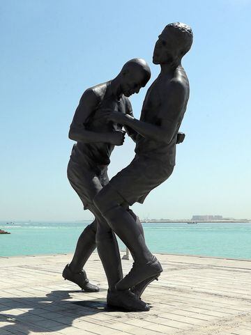 The artist of this statue depicting Zinedine Zidane headbutting Marco Materazzi in the 2010 World Cup final strangely chose to commerate this infamous moment of the French player's career. We'd love to know the reasons behind it. 
