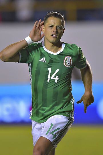 El máximo goleador en la historia de la Selección Mexicana, suma 49 goles en 100 partidos, todo un depredador del área cuando se enfunda en la casa verde. Rusia 2018 podría ser su tercera participación en Mundiales. 