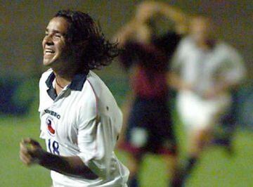 Tras el retiro, se inició como formador en Colo Colo y luego pasó al ser el DT del primer equipo. Fue campeón y luego tuvo pasos por otros equipos, como Everton y Real Garcilaso de Perú.