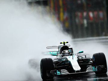 MONZA, ITALY - SEPTEMBER 02: Valtteri Bottas driving the (77) Mercedes AMG Petronas F1 Team Mercedes F1 WO8 on track during qualifying for the Formula One Grand Prix of Italy at Autodromo di Monza on September 2, 2017 in Monza, Italy.  (Photo by Clive Rose/Getty Images)