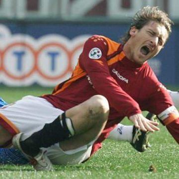 Rotura de peroné de Francesco Totti en 2006.  