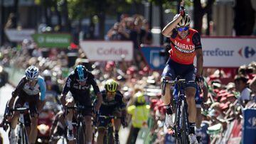 Vincenzo Nibali celebra con la se&ntilde;al del Tibur&oacute;n su victoria en Andorra la Vella.