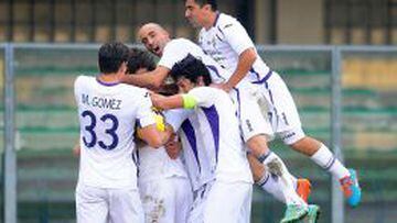 Fiorentina celebra uno de los goles en la victoria frente al Verona. 