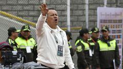Peru's coach Juan Reynoso gestures during the 2026 FIFA World Cup South American qualifiers football match between Bolivia and Peru at the Hernando Siles stadium in La Paz on November 16, 2023. (Photo by AIZAR RALDES / AFP)