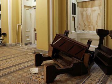 Muebles tirados por el suelo despu&eacute;s de los partidarios del presidente salinte, Donald Trump intentasen boicotear la votaci&oacute;n para certificar la victoria del presidente electo, Joe Biden