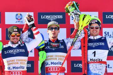 El ganador Luca Aerni (C), segundo Marcel Hirscher y tercero Mauro Caviezel en la prueba de combinada. 