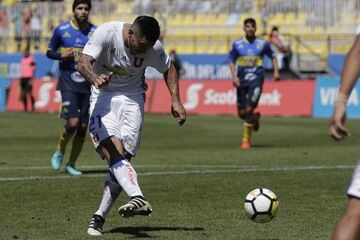 El jugador de Universidad de Chile Lorenzo Reyes convierte un gol contra Everton durante el partido de primera division disputado en el Estadio Sausalito de Vina del Mar, Chile.