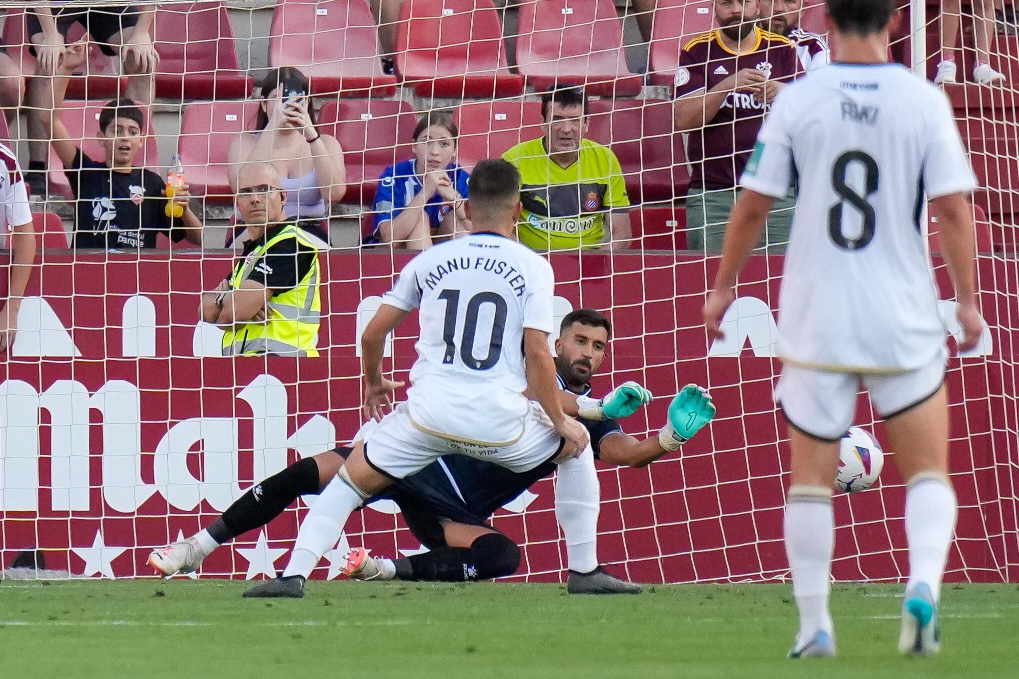 El portero del Espanyol fue clave en el empate de su equipo, tras detener dos penaltis a Manu Fuster. Pacheco demostró que marcara a los pericos esta temporada no va a ser fácil.