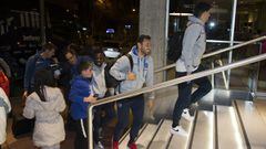 El Levante lleg&oacute; a primera hora de la tarde a Madrid. En la imagen, Chema, Pedro L&oacute;pez y Moses a la entrada al hotel.