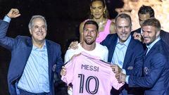 EA1079. BOGOTÁ (COLOMBIA), 01/08/2023.- Fotografía de archivo donde se ve al jugador argentino Lionel Messi (c) sosteniendo la camiseta del Inter Miami CF acompañado, entre otros, por el exfutbolista y codueño del Inter Miami CF Co-Owner David Beckham (d) durante la presentación de Messi como jugador del Inter Miami CF, el 16 de julio de 2023, en Fort Lauderdale, Florida (EEUU). México y su hegemonía en los Juegos Centroamericanos y del Caribe, Lionel Messi y su poder de hacer levantar y caminar al Inter Miami, y el surinamés Issamade Asinga, nuevo rey de la velocidad en Sudamérica, marcaron los momentos especiales del deporte en la región durante el mes de julio. EFE/ CRISTOBAL HERRERA-ULASHKEVICH Archivo
