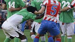 <b>LUCHA. </b>El Atlético defiende un córner en contra. En la imagen, Tiago agarra a Boateng, Valera a Manu y Ujfalusi sujeta a Marcano.