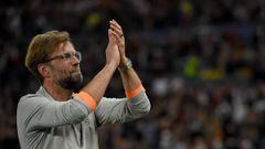 Liverpool&#039;s German manager Jurgen Klopp applauds the fans following the UEFA Champions League semi-final second leg football match between AS Roma and Liverpool at the Olympic Stadium in Rome on May 2, 2018. / AFP PHOTO / Paul ELLIS