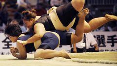 Miki Satoyama derriba a su rival durante un combate de los pesos pesados en los campeonatos japoneses de sumo.