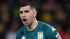 NORWICH, ENGLAND - DECEMBER 14: Emiliano Martinez of Aston Villa reacts during the Premier League match between Norwich City and Aston Villa at Carrow Road on December 14, 2021 in Norwich, England. (Photo by Justin Setterfield/Getty Images)