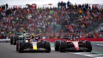 NORTHAMPTON, ENGLAND - JULY 03: Sergio Perez of Mexico and Oracle Red Bull Racing and Charles Leclerc of Monaco driving (16) the Ferrari F1-75 battle for position during the F1 Grand Prix of Great Britain at Silverstone on July 03, 2022 in Northampton, England. (Photo by Joe Portlock - Formula 1/Formula 1 via Getty Images)