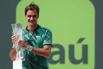 Roger Federer of Switzerland holds the Butch Buchholz trophy