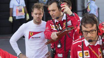 Sebastian Vettel hablando con un miembro de Ferraru durante la bandera roja que interrumpi&oacute; la carrera de Bak&uacute;.