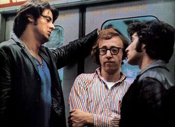 Bananas es la tercera película de Woody Allen y en ella parece un joven Stallone en un pequeño papel. Interpretaba a un atracador que ataca a una señora en el metro y el protagonista,  Woody Allen, le hace frente. 