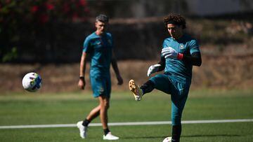 Club America's Mexican goalkeeper Guillermo Ochoa (R) kicks as Club America's head coach Fernando Ortiz (C) looks on during training at Dignity Health Sports Park ahead of the Leagues Cup Showcase match against LAFC in Carson, California, on August 2, 2022. (Photo by Patrick T. FALLON / AFP)